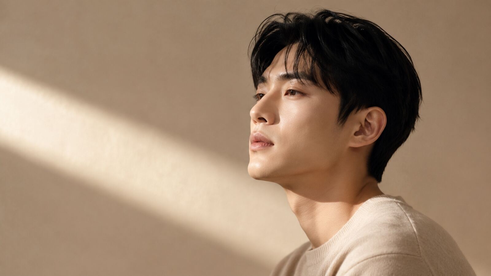 과하지 않은 남성 윤곽 정돈을 보여주는 정면·측면 비주얼